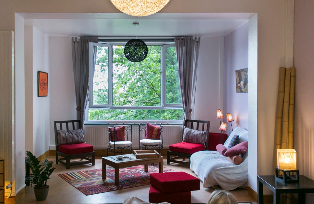 Le salon de la Casa Clara, ses fauteuils et sa fenêtre sur les arbres